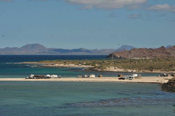 Praia Requesón ocupada por trailers de americanos, região de Mulegé, na Baja California - México
